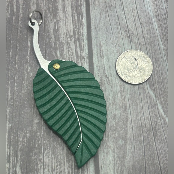 🍃NEW Self Defense Keychain Leaf Shape Protection Bag Charm Green Silver - Picture 9 of 11